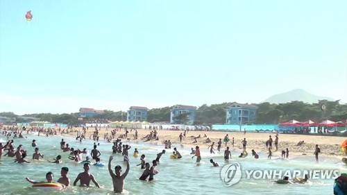 바다에서 해수욕 즐기는 북한 주민들 모습 [조선중앙TV=연합뉴스. 국내에서만 사용가능. 재배포 금지. For Use Only in the Republic of Korea. No Redistribution]