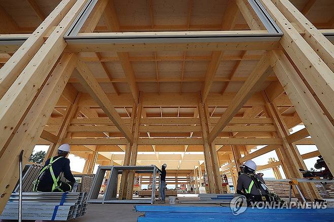 경주 APEC 앞두고 만찬장 조성 공사 한창 (경주=연합뉴스) 윤관식 기자 = 21일 경북 경주시 경주국립박물관에서 언론인 초청 APEC 현장 준비상황 설명회가 열린 가운데 APEC 정상회의 만찬장 조성 공사가 진행되고 있다. 2025.8.21 psik@yna.co.kr