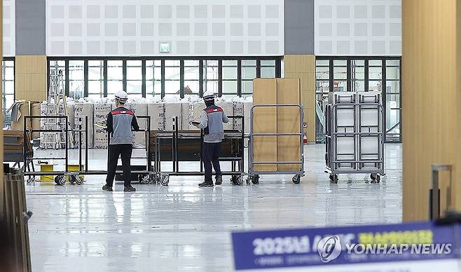 경주 APEC 앞두고 정상회의장 준비 공사 한창 (경주=연합뉴스) 윤관식 기자 = 21일 경북 경주시 화백컨벤션센터(HICO)에서 언론인 초청 APEC 현장 준비상황 설명회가 열린 가운데 정상회의장 준비 공사가 진행되고 있다. 2025.8.21 psik@yna.co.kr