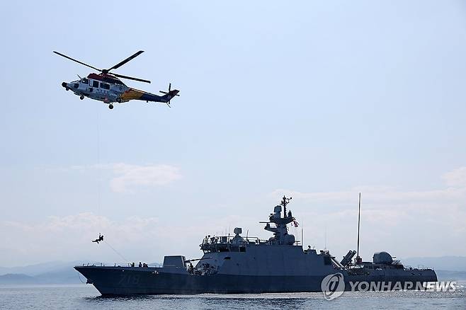 해군 1함대-국군대전병원 합동 의무지원 훈련 (동해=연합뉴스) 21일 동해 해상에서 실시한 '해군 1함대-국군대전병원 합동 의무지원 훈련'에서 국군대전병원 이국종 원장이 동해해경청 흰수리 헬기 호이스트를 활용해 현시학함으로 전개하고 있다. 2025.8.21[해군 1함대사령부 제공. 재판매 및 DB 금지] yoo21@yna.co.kr