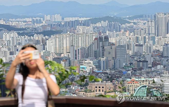 실거주 안 하는 외국인, 수도권서 주택 구입 못한다 (서울=연합뉴스) 서명곤 기자 = 19일 서울 남산에서 바라본 서울 시내 모습. 2025.8.19 seephoto@yna.co.kr