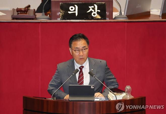 필리버스터 들어간 최형두 의원 (서울=연합뉴스) 류영석 기자 = 21일 서울 여의도 국회 본회의에서 한국교육방송공사법 일부개정법률안(EBS법)이 상정되자 국민의힘 최형두 의원이 무제한토론(필리버스터)에 나서고 있다. 2025.8.21 ondol@yna.co.kr