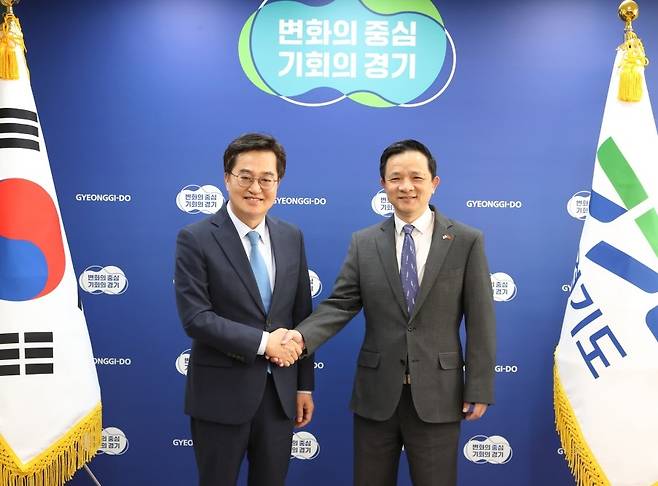 김동연 경기도지사(왼쪽)와 다이빙 주한중국대사(오른쪽) [경기도 제공. 재판매 및 DB 금지]
