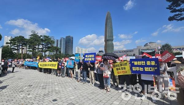 현대건설의 '힐스테이트 더 운정' 입주 예정자들이 22일 서울 용산 대통령실 인근 전쟁기념관 앞에서 항의 집회를 열고 있다. [사진=입주자협의회]