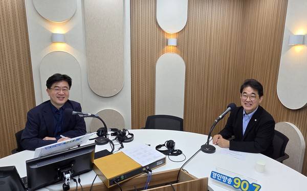 이도형 앵커와 배준영 국회의원(오른쪽). 2025.8.22 [경인방송DB]