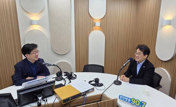 이도형 앵커와 배준영 국회의원(오른쪽). 2025.8.22 [경인방송DB]