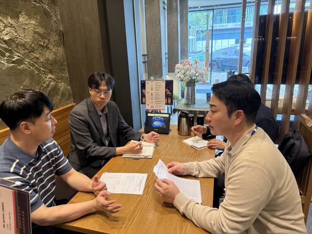 광주시 서구청 직원들이 골목형상점가 구역 지정을 위해 상인들을 만나고 있다. <광주시 서구 제공>