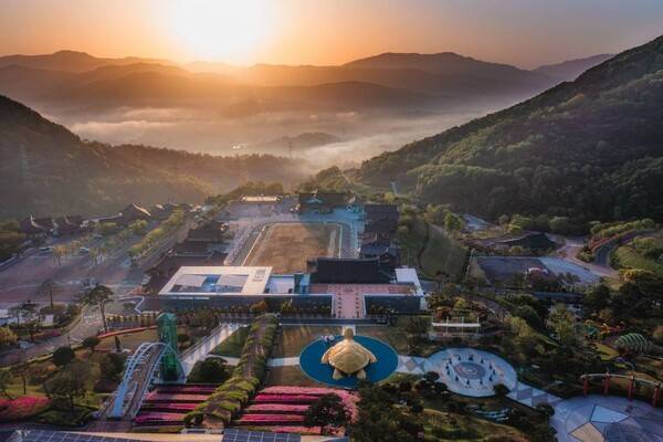 산청 한의학박물관이 있는 동의보감촌 전경.