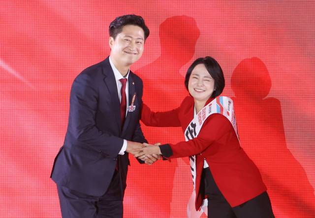 22일 충북 청주시 흥덕구 청주오스코에서 열린 국민의힘 제6차 전당대회에서 청년 최고위원에 당선된 우재준 후보(왼쪽)가 손수조 후보의 축하를 받고 있다. 연합뉴스