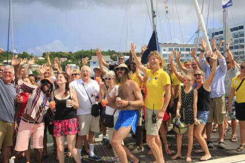 ARC대회 참가자들이 맨 마지막으로 들어온 배를 환영하고 있다. 김영애 제공