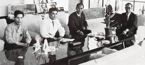 대동공업 창업주 김삼만이 동생 김만흥·김성민과 함께 장남 김상수의 경영수업을 하고 있다. 오른쪽부터 김삼만·김만흥·김성민·김상수./대동35년사/