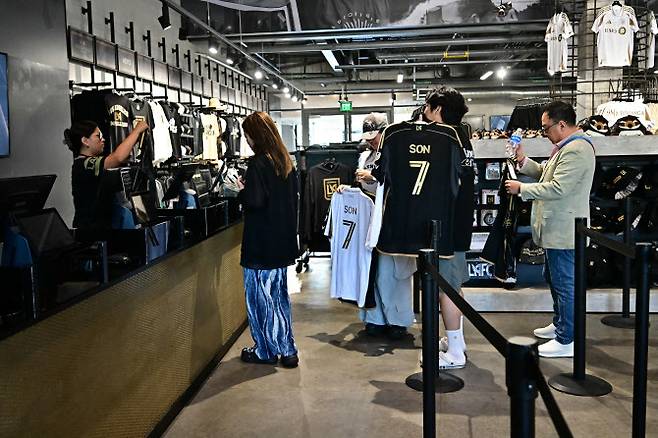 LA FC 팬들이 손흥민이 입단을 확정한 지난 7일 구단 오프라인 몰에서 손흥민 유니폼을 구입하고 있다.(사진=AFPBBNews)