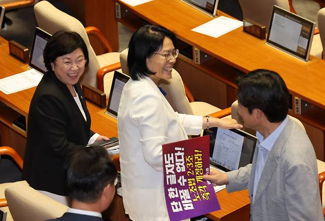 22일 서울 여의도 국회 본회의에서 한국교육방송공사법(EBS법) 개정안이 통과되자 국회 과학기술정보방송통신위원회 최민희 위원장과 더불어민주당 간사인 김현 의원이 기뻐하고 있다.(사진=연합뉴스)