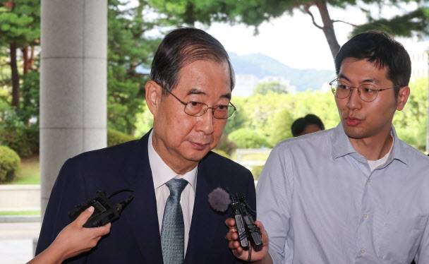 한덕수 전 국무총리가 22일 ‘12·3 비상계엄’ 관련 내란·외환 사건을 수사하는 조은석 특별검사팀 사무실이 마련된 서울 서초구 서울고등검찰청으로 출석하고 있다. (사진=연합뉴스)