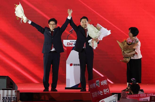 22일 충북 청주오스코에서 열린 국민의힘 제6차 전당대회에서 당대표 결선투표에 오른 김문수·장동혁 후보가 당원들에게 인사하고 있다. (사진 = 연합뉴스)