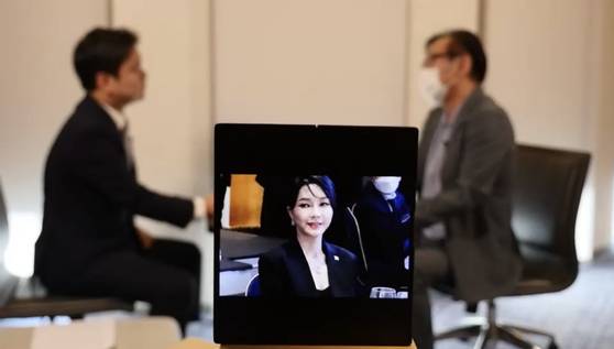 JTBC 취재진과 인터뷰하는 건진법사