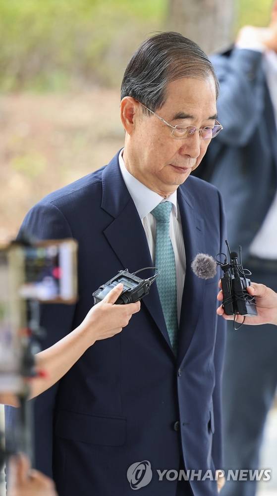 한덕수 전 국무총리가 22일 '12·3 비상계엄' 관련 내란·외환 사건을 수사하는 조은석 특별검사팀 사무실이 마련된 서울 서초구 서울고등검찰청으로 출석하고 있다. 〈사진=연합뉴스〉