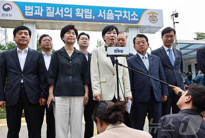 더불어민주당 3대 특검 종합대응 특별위원회 소속 의원들이 윤석열 전 대통령 체포영장 집행 당시의 영상 기록을 확인하기 위해 11일 경기 의왕 서울구치소를 방문해 입장을 밝히고 있다. 2025.8.11/뉴스1 ⓒ News1 김도우 기자