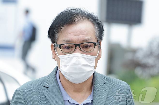 김건희 여사와 친분을 이용해 각종 청탁을 받은 의혹이 제기된 건진법사 전성배 씨가 21일 서울 종로구에 마련된 민중기 특별검사팀(김건희 특검팀) 사무실로 향하고 있다. 전씨는 이날 오전 열리는 자신의 구속 전 피의자심문(영장실질심사)을 앞두고 '구속을 받아들이겠다'는 입장을 밝힌 것으로 확인됐다. 2025.8.21/뉴스1 ⓒ News1 신웅수 기자