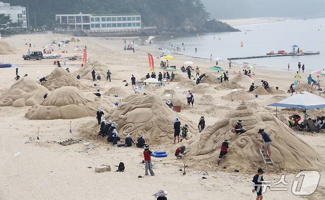 지난해 7월 13일 근흥면 연포 해수욕장에서 열린 제20회 태안 모래조각 페스티벌 모습(태안군 제공. 재판매 및 DB금지)2025.8.22/뉴스1