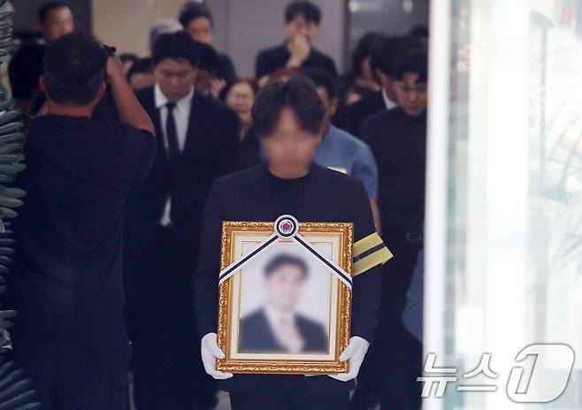 경부선 '무궁화호 열차사고' 희생자 2명 가운데 이 모(37) 씨의 발인이 22일 오후 경북 청도군 화양읍 청도대남병원 장례식장에서 엄수된 가운데 유가족, 동료, 지인들이 눈물을 흘리며 마지막으로 고인을 배웅하고 있다. ⓒ News1 공정식 기자
