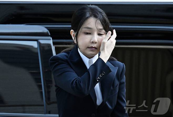 윤석열 전 대통령 부인 김건희 여사가 지난 12일 오전 서울 서초구 서울중앙지법에서 열린 자본시장과 금융투자업에 관한 법률 위반 및 정치자금법 위반 혐의 등의 구속 전 피의자 심문(영장실질심사)에 출석하고 있다. 2025.8.12/뉴스1 ⓒ News1 사진공동취재단