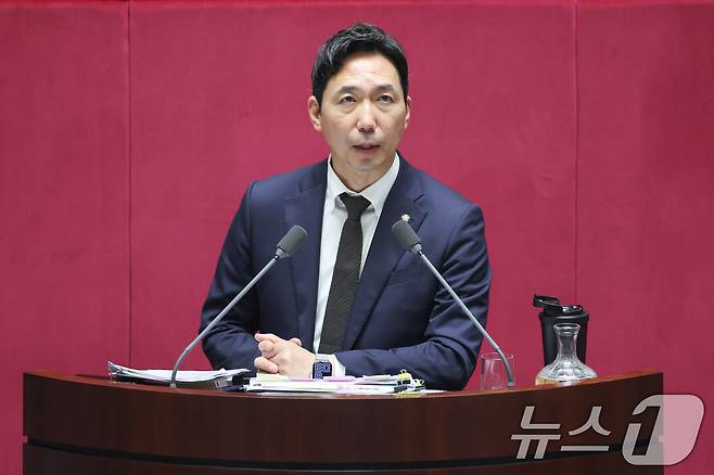 이정헌 더불어민주당 의원이 22일 오전 서울 여의도 국회에서 열린 제428회 국회(임시회) 본회의에서 한국교육방송공사법(EBS법) 개정안에 대한 무제한 토론(필리버스터)을 하고 있다. 2025.8.22/뉴스1 ⓒ News1 안은나 기자