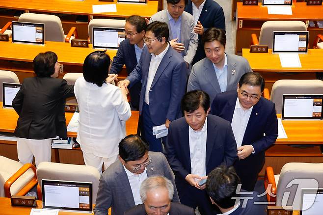 최민희 국회 과학기술정보방송통신위원장, 김현 더불어민주당 간사가 22일 오전 서울 여의도 국회 본회의장에서 한국교육방송공사법(EBS법) 개정안이 국민의힘 불참 속에 재적 298인, 재석 180인, 찬성 179인, 반대 1인, 기권 0인으로 통과된 뒤 동료 의원들과 악수하고 있다. 2025.8.22/뉴스1 ⓒ News1 안은나 기자