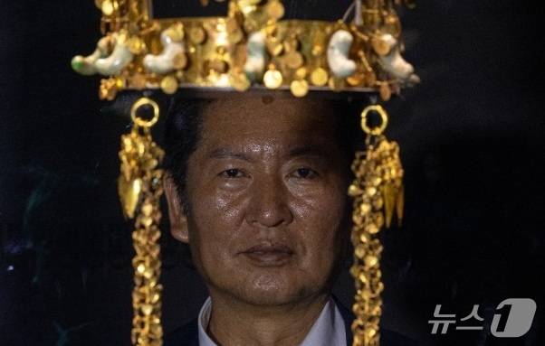 정청래 더불어민주당 대표가 지난 20일 경주박물관에서 국보 제188호인 천마총 금관을 보고 있는 모습. (SNS 갈무리) ⓒ 뉴스1