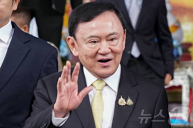태국의 탁신 친나왓 전 총리가 22일 방콕 형사법원을 떠나고 있다. 탁신은 이날 왕실 모독 혐의에 대해 무죄를 선고받았다. 2025.08.22.ⓒ AFP=뉴스1
