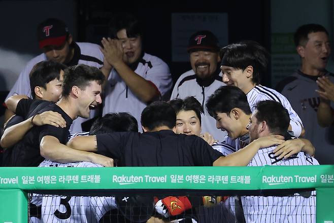 LG 선수단이 21일 서울 잠실구장에서 열린 2025 KBO리그 정규시즌 롯데전 7회말 오스틴 딘 홈런 이후 더그아웃에서 자축하고 있다. 사진 | 연합뉴스