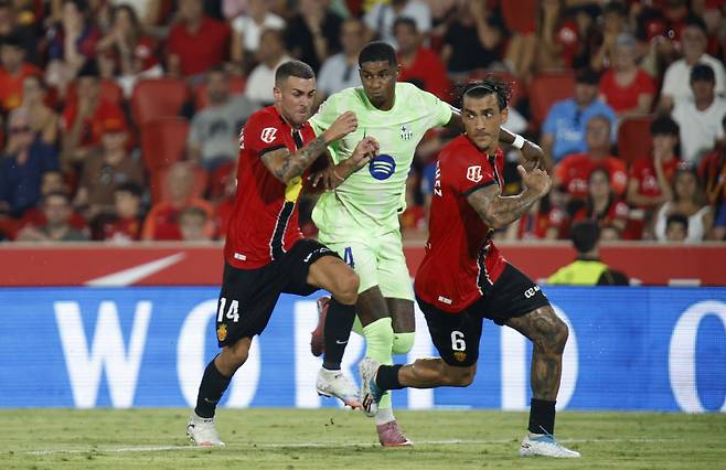 Soccer Football - LaLiga - RCD Mallorca v FC Barcelona - Estadi Mallorca Son Moix, Palma de Mallorca, Spain - August 16, 2025 FC Barcelona's Marcus Rashford in action with RCD Mallorca's Dani Rodriguez REUTERS/Francisco Ubilla<저작권자(c) 연합뉴스, 무단 전재-재배포, AI 학습 및 활용 금지>
