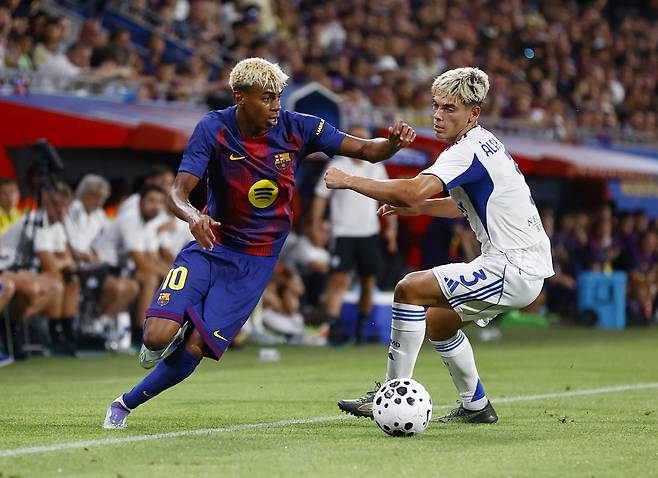 Soccer Football - Friendly - Joan Gamper Trophy - FC Barcelona v Como - Estadi Johan Cruyff, Barcelona, Spain - August 10, 2025 FC Barcelona's Lamine Yamal in action with Como's Alex Valle REUTERS/Bruna Casas<저작권자(c) 연합뉴스, 무단 전재-재배포, AI 학습 및 활용 금지>
