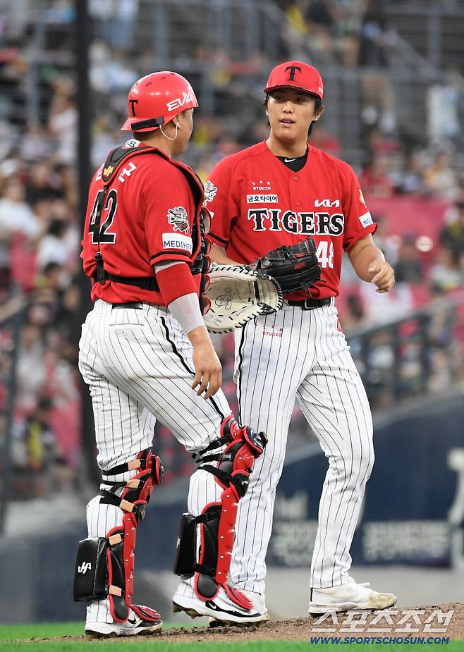 22일 광주 기아챔피언스필드에서 열린 KIA 타이거즈와 LG 트윈스의 경기. KIA 김태군, 이의리가 숨을 고르고 있다. 광주=박재만 기자 pjm@sportschosun.com/2025.08.22/