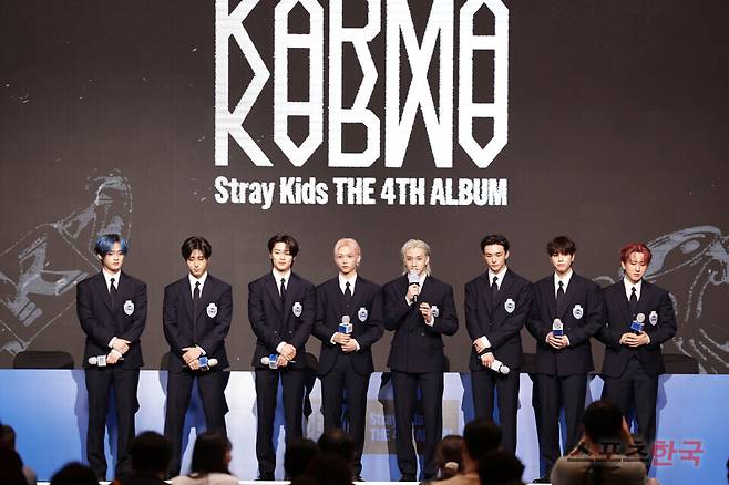 네 번째 정규 앨범 'KARMA'(카르마) 발매 기념 기자간담회에 참석한 스트레이 키즈(Stray Kids). 25.8.22 ⓒ이혜영 기자 lhy@hankooki.com