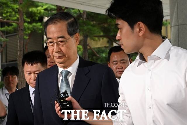 한덕수 전 국무총리가 19일 오전 서울 서초구 서울고등검찰청 청사에 마련된 내란 특검 사무실에 피의자 신분으로 출석하고 있다. /서예원 기자