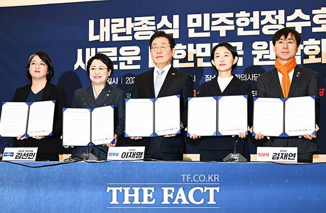 정치권 일각에선 민주당이 교섭단체 완화 논의에 섣불리 동참할 경우 '사면도 해주고 의석 혜택까지 주느냐’는 여론의 역풍에 직면할 수 있다는 우려가 나온다. 공동선언문 들고 기념사진을 촬영하는 용혜인 기본소득당 대표와 김선민 조국혁신당 당대표 권한대행, 이재명 당시 민주당 대표, 김재연 진보당 대표, 한창민 사회민주당 대표(왼쪽부터). /배정한 기자