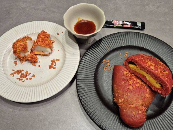 아임낫어불닭치킨(왼쪽)과 불닭다리방을 반 갈랐을 떄의 모습. 이민지 기자.