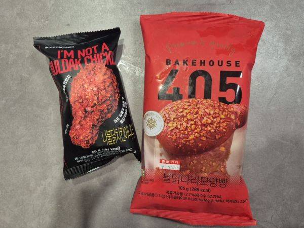 아임낫어불닭치킨(왼쪽)과 불닭다리빵. 이민지 기자.