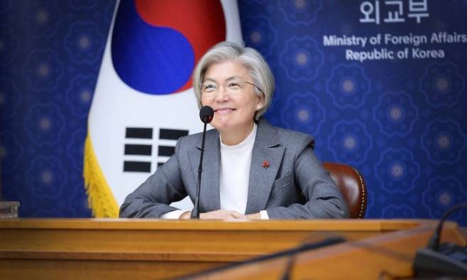 주미대사로 내정된 강경화 외교부 장관이 2021년 세계경제포럼의 '다보스 어젠다 주간 고위급 회의'에 토론자로 참석했을 때의 모습이다. 연합뉴스