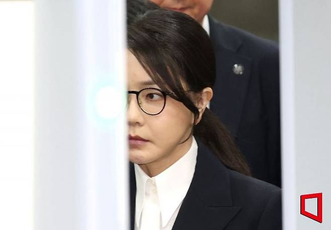 자본시장과 금융투자업에 관한 법률 위반, 정치자금법 위반, 특정범죄 가중처벌 등에 관한 법률 위반(알선수재) 등의 혐의를 받는 윤석열 전 대통령 부인 김건희 여사가 12일 서울 서초구 서울중앙지법에서 열린 구속 전 피의자 심문(영장실질심사)을 마치고 법정을 나서고 있다.
