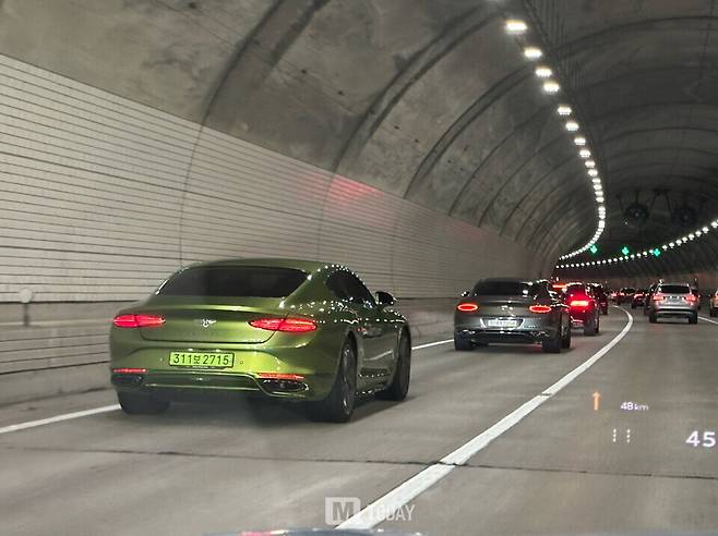 뒷모습을 봐도 3세대 모델(앞)과 확연히 다른 느낌을 보여주는 4세대 컨티넨탈 GT 스피드(뒤)