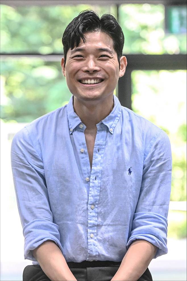 19일 서울 노들섬 서울시발레단 연습실에서 한스 판 마넨 안무작 '파이브 탱고스'를 선보이는 네덜란드 국립발레단 수석무용수 최영규. 한국의 발레 팬들에게 보여 주고 싶은 전막 발레 작품을 묻자, 그는 "언젠가 네덜란드 국립발레단의 '레이몬다'를 보여드릴 기회가 오길 바란다"고 했다. /서울시발레단