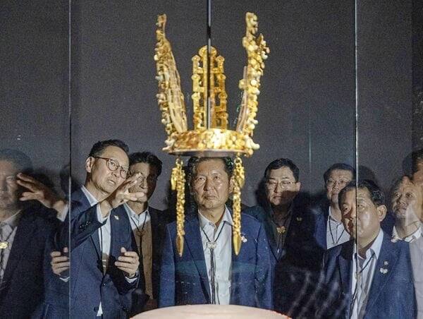 더불어민주당 정청래 대표가 지난 19일 아시아태평양경제협력체(APEC) 정상회의 개최지인 경북 경주 국립경주박물관을 방문해 신라시대 금관을 관람하고 있다. 정청래 민주당 대표는  SNS 착시기법으로 마치 천마총 금관을 쓴 듯한 사진을 찍어 자신의 소셜미디어에 올렸다 논란이 되자 삭제했다. /정청래 대표 페이스북