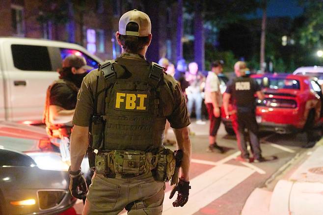 폭발물 관리국, 공원 경찰, FBI 등 다양한 연방 법 집행 기관 요원들이 2025년 8월 12일 한 커플을 심문하고 있다. /연합뉴스