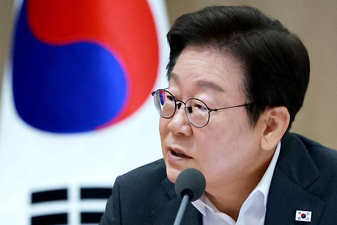 이재명 대통령이 서울 용산 대통령실 청사에서 열린 국무회의에서 국무위원들과 중대재해 근절대책 토론을 하며 발언하고 있다. /연합뉴스