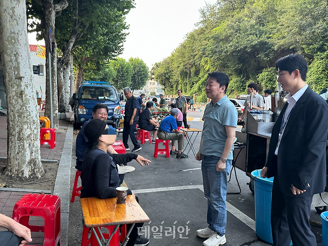 안철수 국민의힘 당대표 후보가 21일 대구 달성공원 새벽시장을 방문해 시민과 대화를 나누고 있다. ⓒ데일리안 오수진 기자