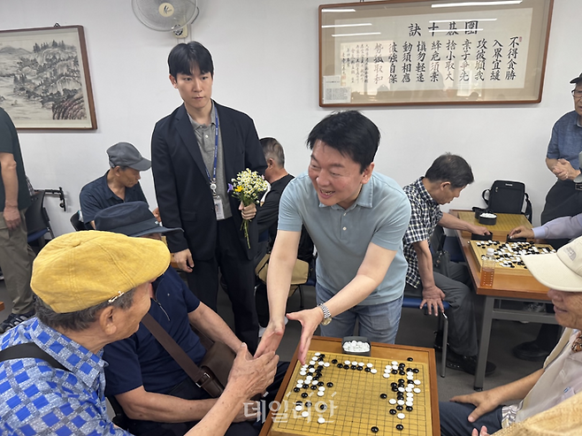 안철수 국민의힘 당대표 후보가 21일 대구 수성구에 위치한 노인종합복지관에서 바둑을 두는 어르신들에게 인사를 건네고 있다. ⓒ데일리안 오수진 기자