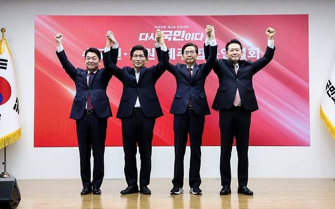 국민의힘 안철수·김문수·조경태·장동혁 당대표 후보(왼쪽부터)가 지난 14일 오후 서울 여의도 국민의힘 중앙당사에서 열린 8·22 전당대회 수도권·강원·제주 합동연설회에서 기념촬영을 하고 있다. ⓒ뉴시스
