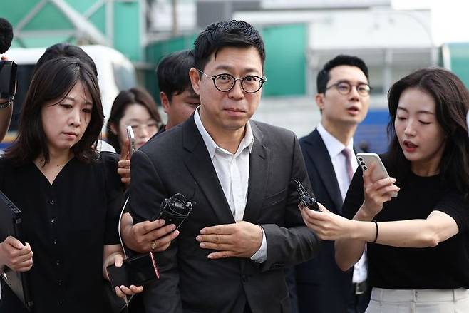 사모펀드 운용사 오아시스에쿼티파트너스 민경민 대표가 22일 민중기 특별검사팀 조사를 받기 위해 서울 종로구 KT광화문빌딩 웨스트에 마련된 특검 사무실에 출석하고 있다. ⓒ연합뉴스